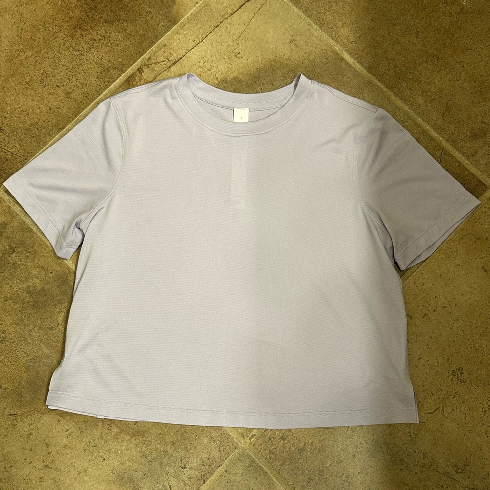 💫Lululemon Women’s Ultralight Waist-Length Tee, Light Purple, NEVER WORN! Size 4 - Picture 2 of 11